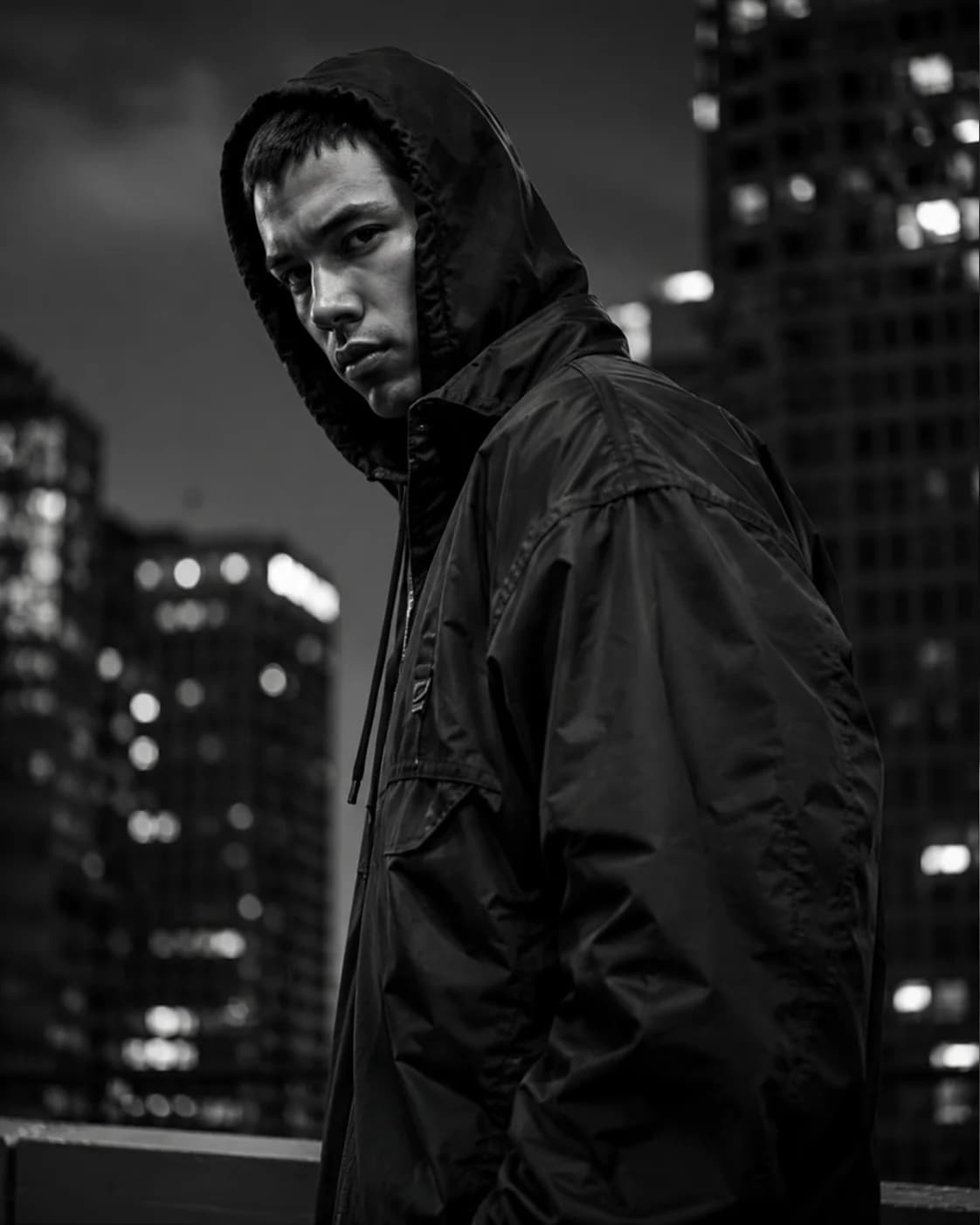 Міський streetwear портрет у чорному худі