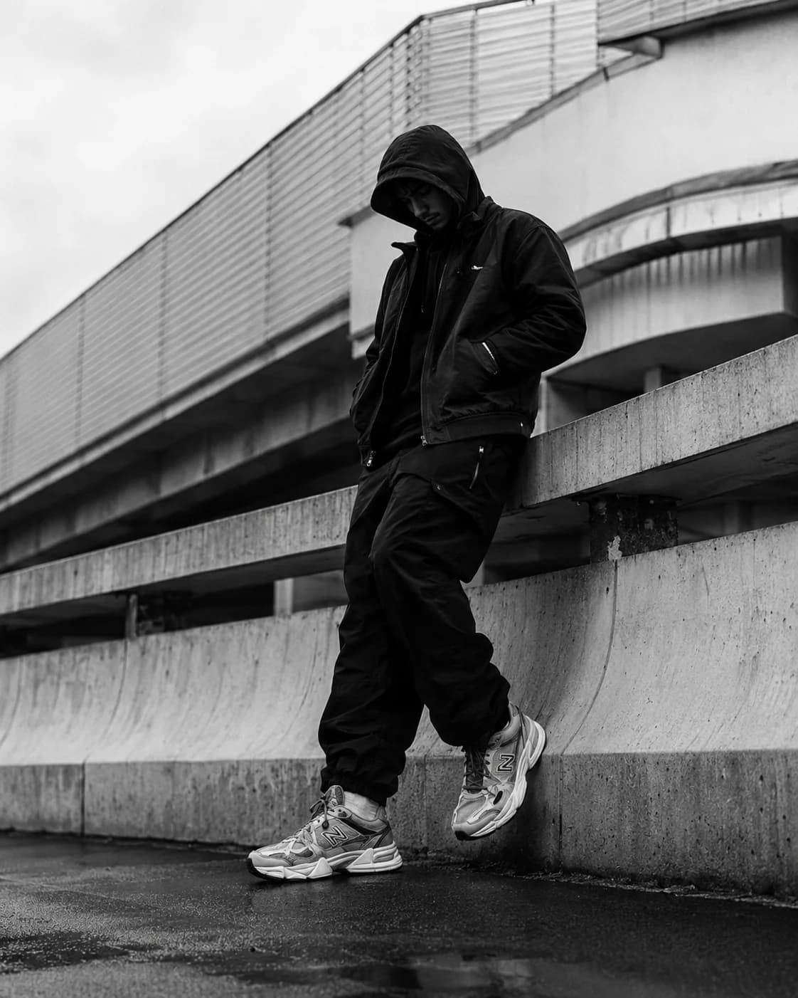 Streetwear образ з кросівками біля бетонної архітектури
